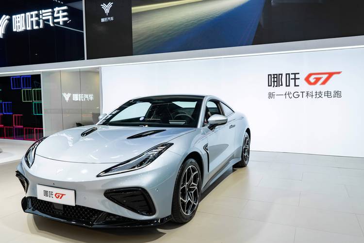 广州137哪吒汽车在智能汽车领域的表现，领途汽车在新能源汽车市场中的影响力